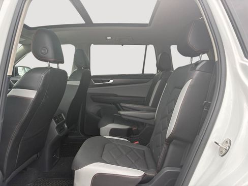 Used 2024 Volkswagen Atlas Peak Edition SE AWD/4WD image 32