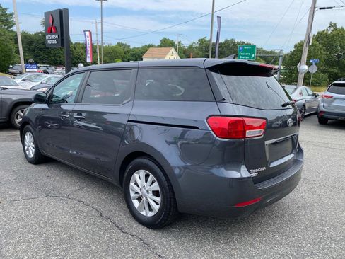 Used 2017 Kia Sedona LX image 3