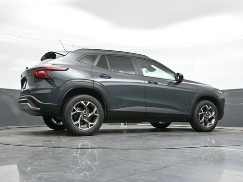 Used 2025 Chevrolet Trax LT w/ LT Convenience Package FWD image 38