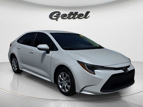 Used 2025 Toyota Corolla LE w/ Convenience Package FWD image 3