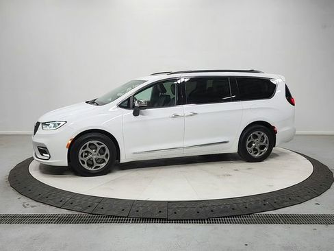 Used 2023 Chrysler Pacifica Limited FWD image 4