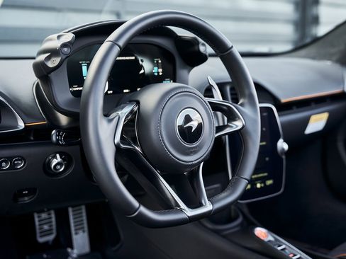 Used 2025 McLaren Artura Spider image 34