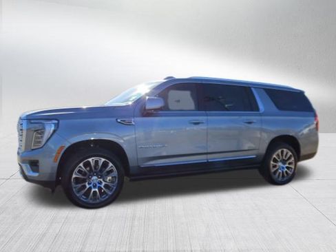 Used 2025 GMC Yukon XL Denali w/ Denali Reserve Package image 5