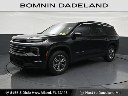 Used 2025 Chevrolet Traverse LT w/ Driver Confidence Package FWD image 1