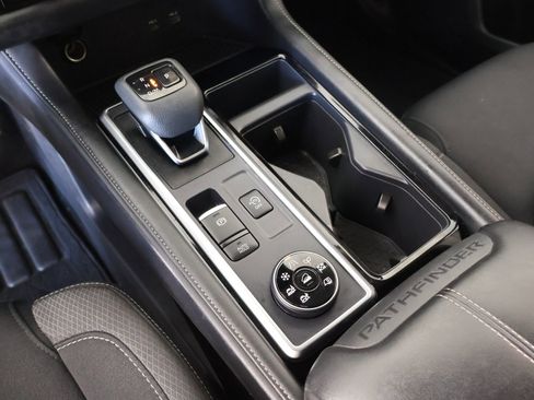 Used 2025 Nissan Pathfinder SV image 8