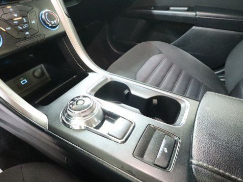 Used 2017 Ford Fusion SE FWD image 15