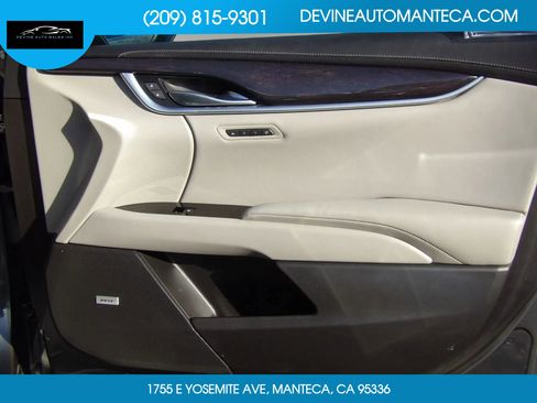 Used 2014 Cadillac XTS Premium image 11