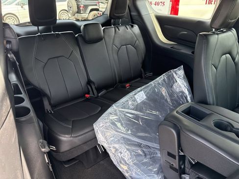 New 2027 Chrysler Pacifica Select FWD image 22