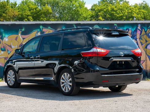Used 2017 Toyota Sienna Limited Premium FWD image 31