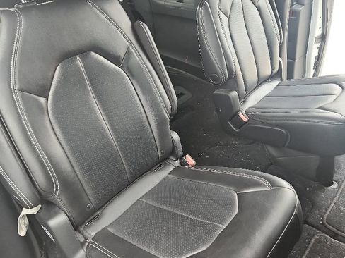 Used 2023 Chrysler Pacifica Touring-L w/ S Appearance Package FWD image 5