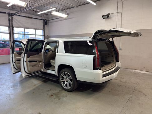 Used 2017 Cadillac Escalade ESV Premium Luxury AWD/4WD image 10