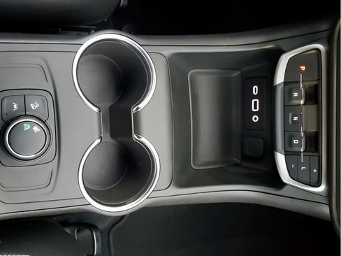 Used 2024 GMC Terrain SLE image 40