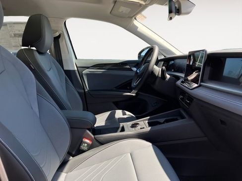 New 2025 Volkswagen Tiguan SE image 15