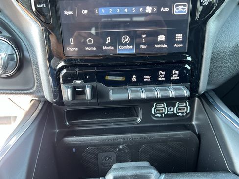 Used 2024 RAM 1500 Laramie AWD/4WD image 18