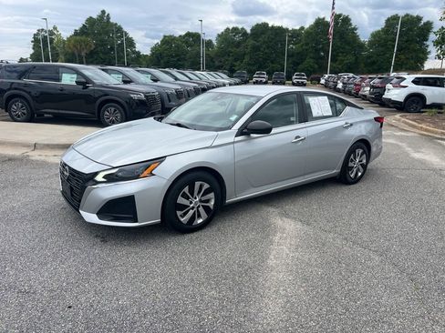 Used 2024 Nissan Altima 2.5 S FWD image 3