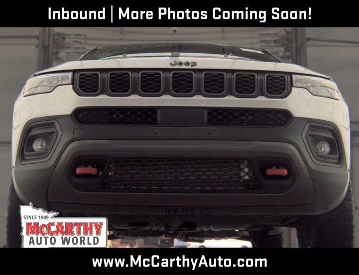 Used 2025 Jeep Compass Trailhawk AWD/4WD image 3