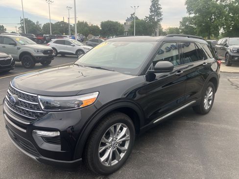 Used 2023 Ford Explorer XLT w/ Equipment Group 202A AWD/4WD image 3