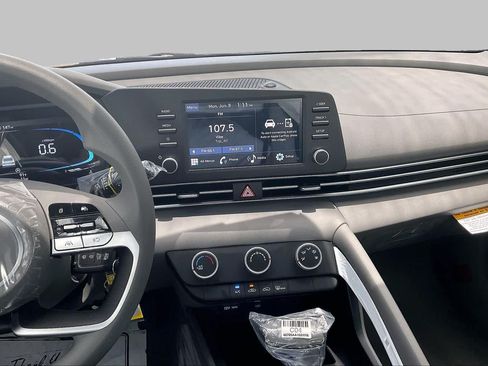 Certified 2026 Hyundai Elantra SE FWD image 7