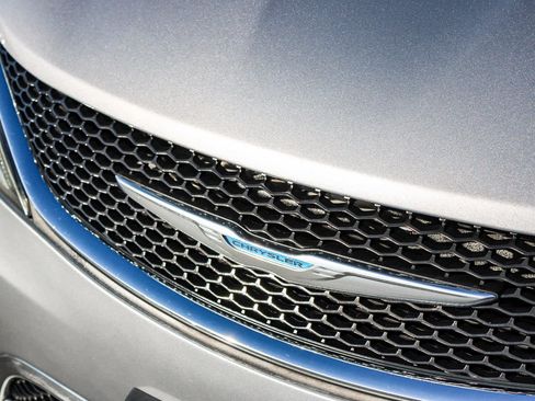 Used 2018 Chrysler Pacifica Touring-L image 11