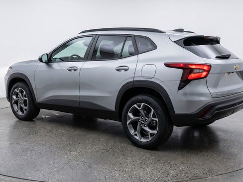 Used 2025 Chevrolet Trax LT FWD image 6