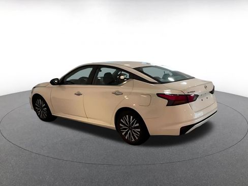 Used 2025 Nissan Altima 2.5 SV FWD image 9