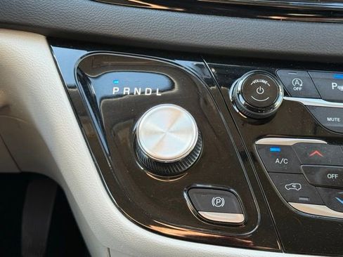 Used 2024 Chrysler Pacifica Touring-L image 23