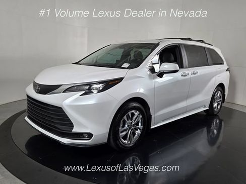 Used 2026 Toyota Sienna XLE FWD image 2