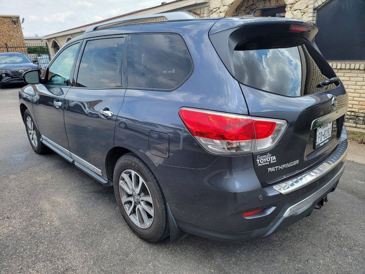 Used 2014 Nissan Pathfinder SL w/ SL Premium Package FWD image 5