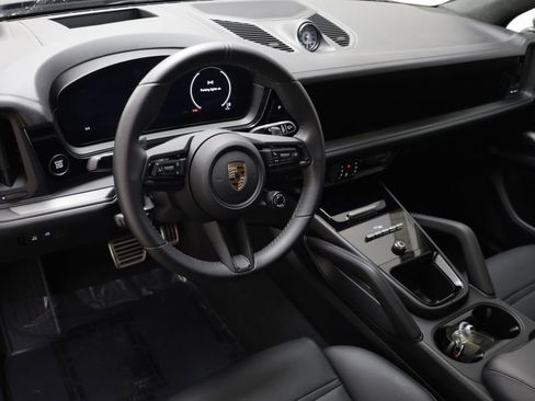 Used 2025 Porsche Cayenne GTS AWD/4WD image 6