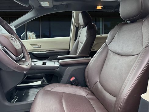 Used 2023 Toyota Sienna Platinum image 2
