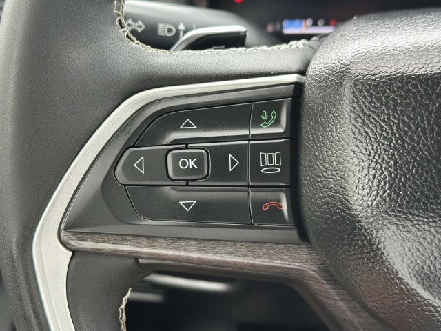Used 2023 Jeep Grand Cherokee L Limited w/ Black Appearance Package AWD/4WD image 12