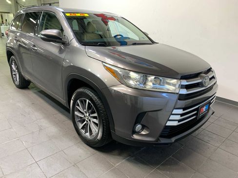 Used 2018 Toyota Highlander XLE image 2