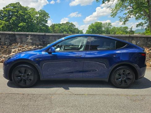 Used 2024 Tesla Model Y Long Range RWD image 8