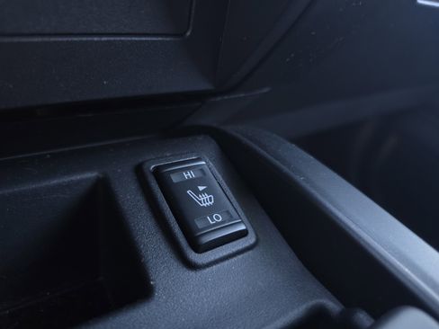 Used 2024 Nissan Titan SV w/ SV Convenience Package image 33