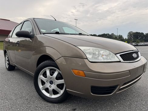 Used 2005 Ford Focus SE image 2