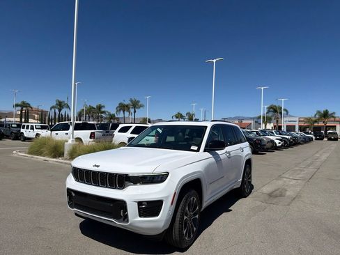 Used 2023 Jeep Grand Cherokee Overland AWD/4WD image 4