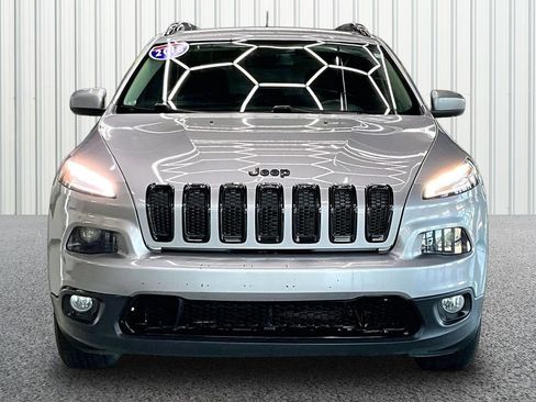 Used 2018 Jeep Cherokee Latitude w/ Altitude Package AWD/4WD image 2