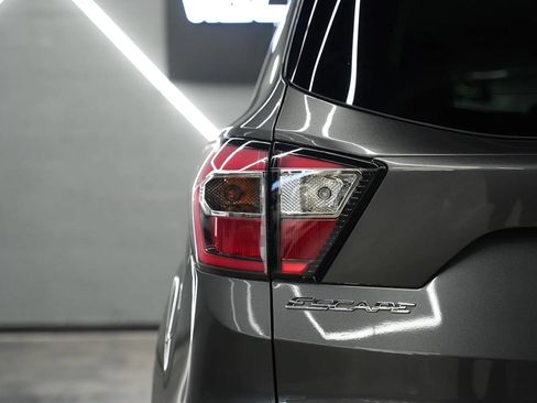 Used 2017 Ford Escape SE FWD image 12