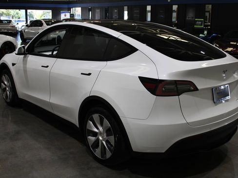 Used 2021 Tesla Model Y Long Range image 11