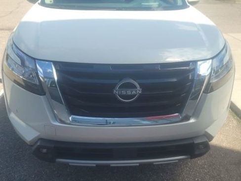 Used 2022 Nissan Pathfinder Platinum w/ Cargo Package AWD/4WD image 2