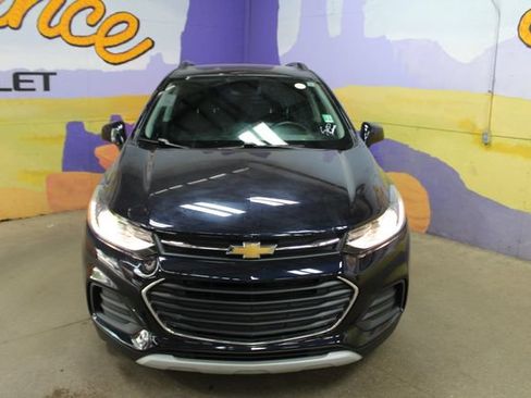 Used 2022 Chevrolet Trax LT w/ LT Convenience Package AWD/4WD image 3