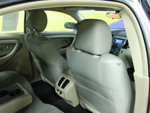 Used 2017 Ford Taurus SE image 11
