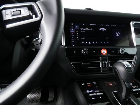 Certified 2025 Porsche Macan AWD image 13