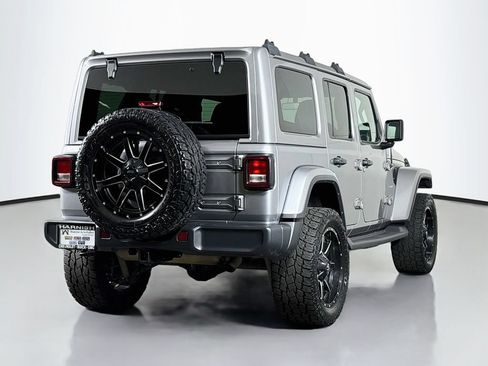 Used 2018 Jeep Wrangler Unlimited Sahara AWD/4WD image 9