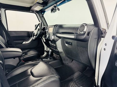 Used 2015 Jeep Wrangler Unlimited Rubicon w/ Dual Top Group AWD/4WD image 23
