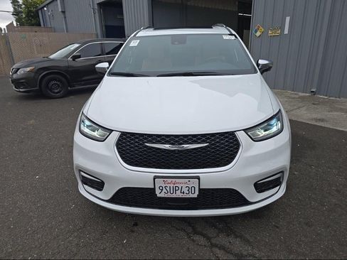 Used 2025 Chrysler Pacifica Pinnacle FWD image 3