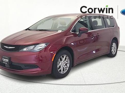 Used 2023 Chrysler Voyager LX FWD image 3