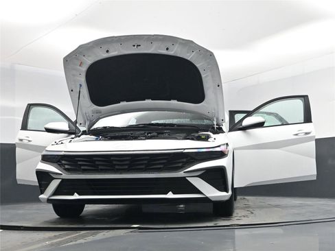 New 2026 Hyundai Elantra SE image 30