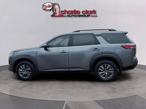 Used 2024 Nissan Pathfinder SV image 2