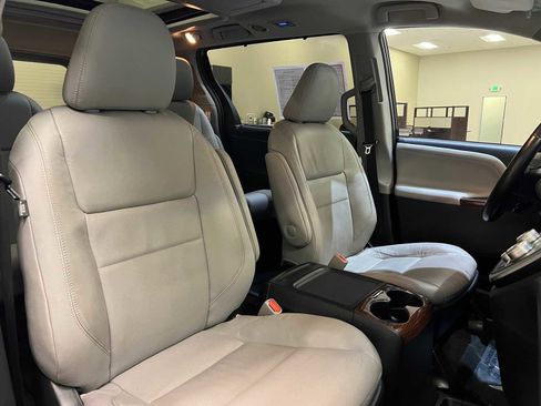 Used 2017 Toyota Sienna Limited Premium image 14